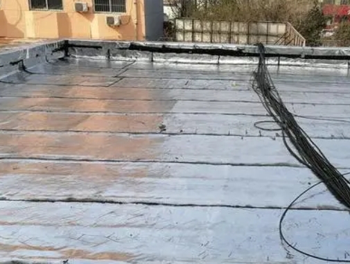 濮阳市卫生间漏水维修公司分享下濮阳市屋面楼顶防水刚性防水层施工要点。